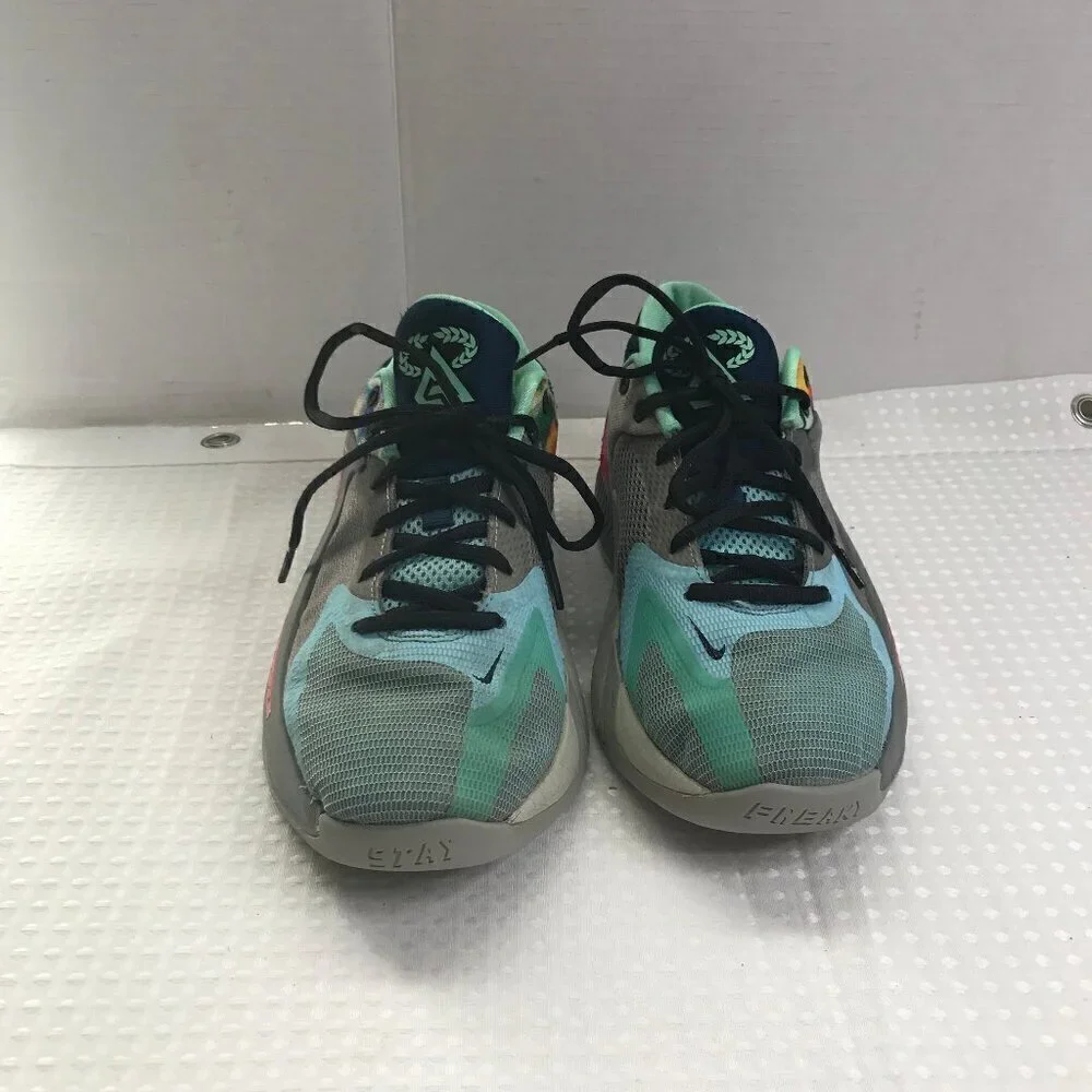 NIKE YOUTH STAY FREAKY SNEAKER SIZE 7Y